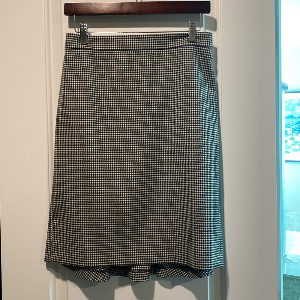 Ann Taylor, black and white houndstooth skirt. I’m gonna Size 6.